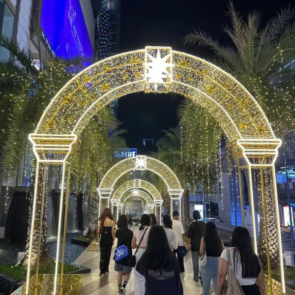 Classical illuminated arch with two column-shaped sides and a central star above a pedestrian route